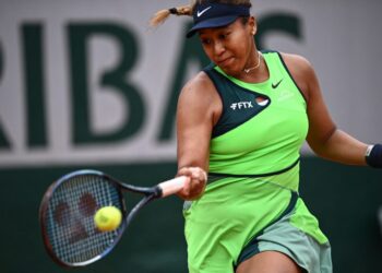 Japan’s Naomi Osaka returns the ball to US’ Amanda Anisimova during their women’s singles match on day two of the Roland-Garros Open tennis tournament at the Court Suzanne-Lenglen in Paris on May 23, 2022. (Photo by Christophe ARCHAMBAULT / AFP)
