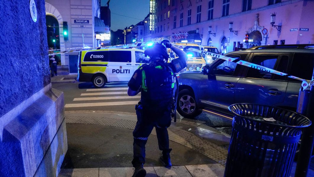 Police secure the area after a shooting in Oslo on June 25, 2022. – Two people were killed and several others seriously wounded in a shooting in central Oslo, Norwegian police said on June 25. (Photo by Javad PARSA / NTB / AFP) / Norway OUT
