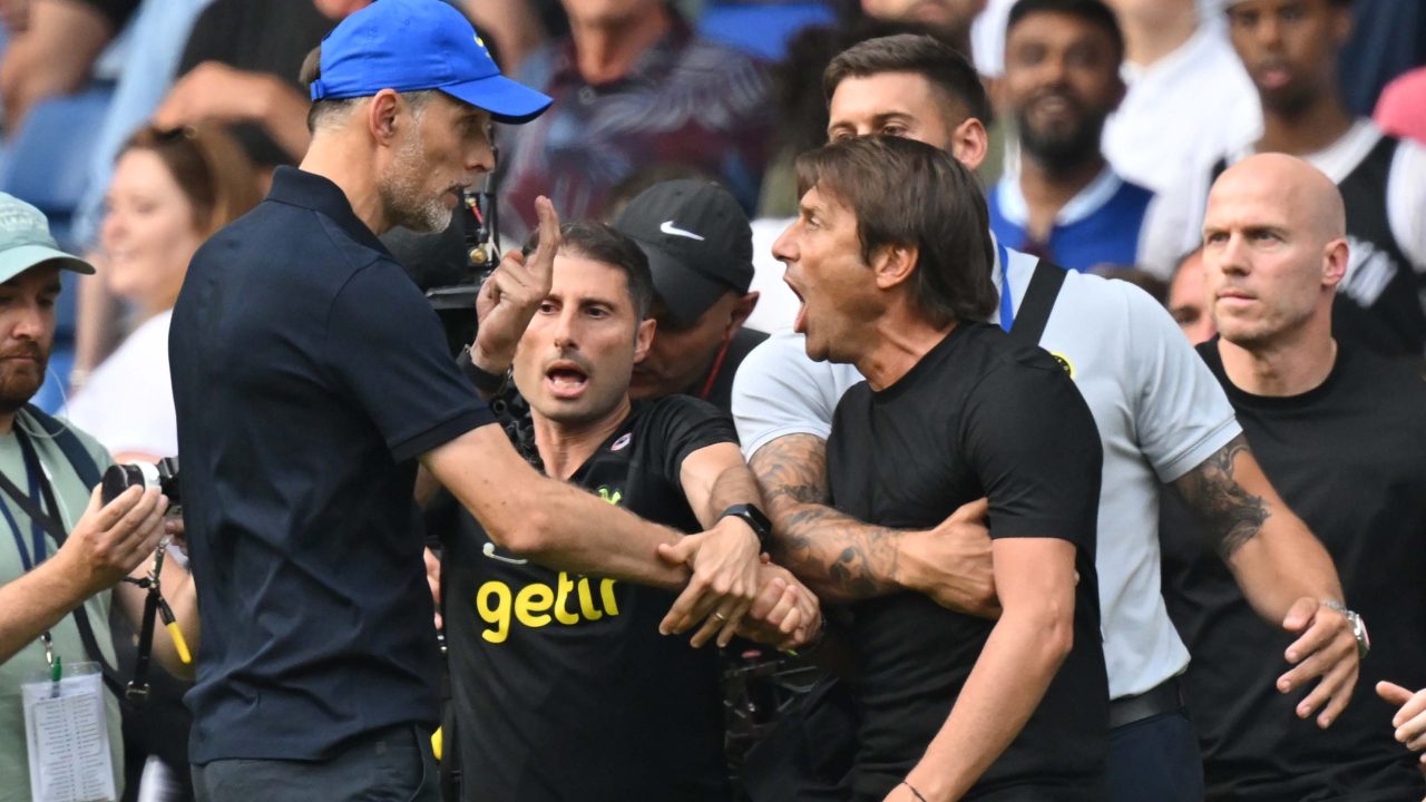 Tottenham Hotspur’s Italian head coach Antonio Conte (R) and Chelsea’s German head coach Thomas Tuchel (L) shake hands then clash after the English Premier League football match between Chelsea and Tottenham Hotspur at Stamford Bridge in London on August 14, 2022. – The game finished 2-2. (Photo by Glyn KIRK / AFP)
