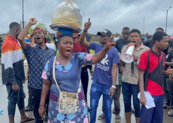 [FILES] Members of National Association of Nigerian Students (NANS) protesting at Murtala Mohammed Airport Road yesterday over ASUU strike.