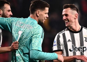 (From L) Juventus’ Italian defender Federico Gatti, Juventus’ Polish goalkeeper Wojciech Szczesny and Juventus’ Polish forward Arkadiusz Milik celebrate at the end of the Italian Serie A football match between Cremonese and Juventus on January 4, 2023 at the Giovanni-Zini stadium in Cremona. (Photo by Marco BERTORELLO / AFP)