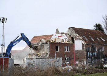 A building is demolished in the village of Luetzerath, western Germany, to make way for an open-air coal mine extension on January 16, 2023. – In an operation launched earlier this week, hundreds of police have been working to remove activists, who have already occupied the hamlet of Luetzerath in western Germany. (Photo by INA FASSBENDER / AFP)