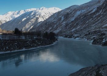 This picture taken on January 17, 2023, shows a general view of the frozen Kokcha River in Fayzabad in Badakhshan province. – At least 70 people have died in a wave of freezing temperatures sweeping Afghanistan, officials said on Janaury 18, as extreme weather compounds a humanitarian crisis in the poverty-stricken nation. (Photo by OMER ABRAR / AFP)