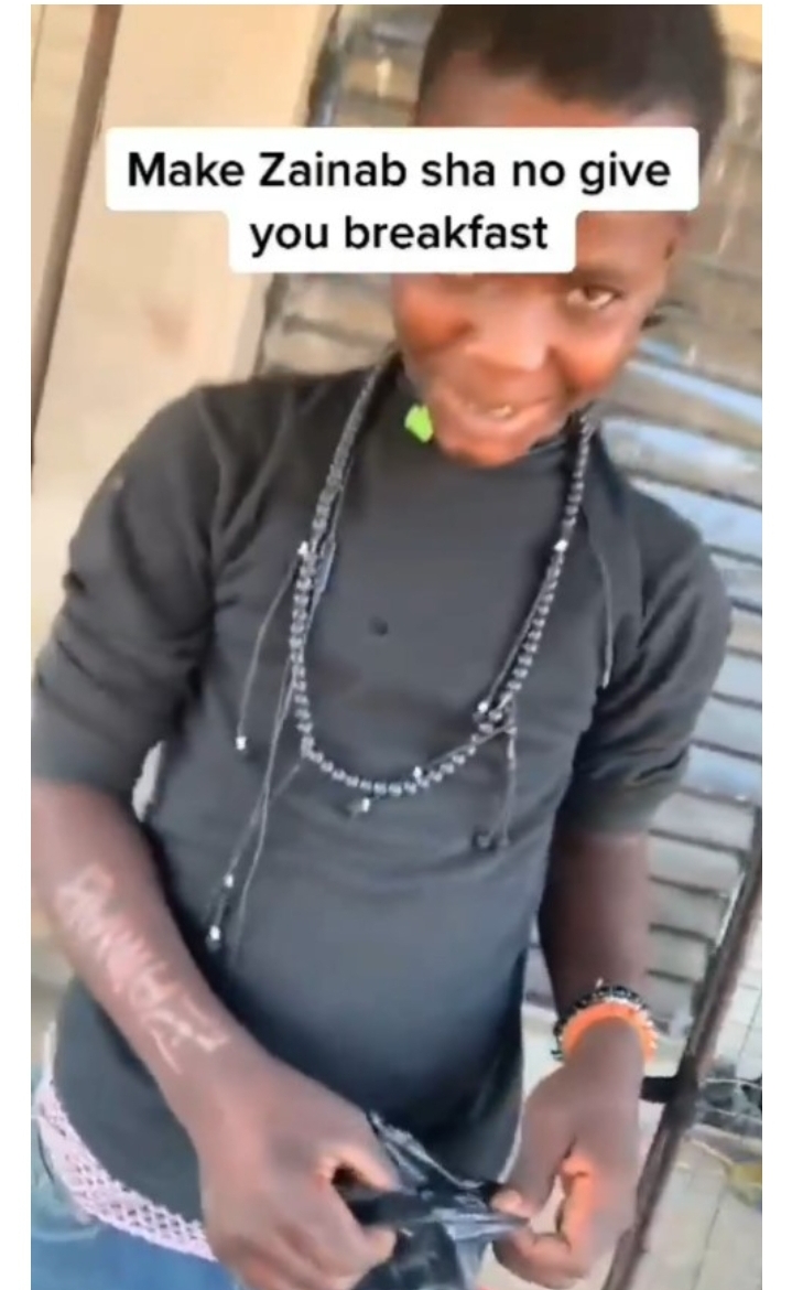So this is love! Young pepper seller carves his girlfriend’s name on his arm (video)