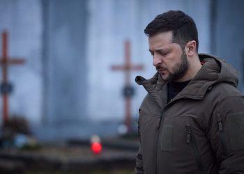 This handout picture taken and released on January 11, 2023 by the Ukranian Presidential Press Service shows Ukrainian President Volodymyr Zelensky paying tribute to fallen soldiers at the Field of Mars of Lychakiv Cemetery in the western city of Lviv, amid the Russian invasion of Ukraine. (Photo by HANDOUT / UKRAINIAN PRESIDENTIAL PRESS SERVICE / AFP) /