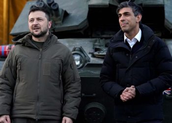 Ukraine’s President Volodymyr Zelensky (L) and Britain’s Prime Minister Rishi Sunak (C) meet Ukrainian troops being trained to command Challenger 2 tanks at a military facility in Lulworth, Dorset in southern England on February 8, 2023. – Zelensky used a visit to London to urge allies to send combat aircraft to his war-torn country, which Britain said it would consider in the “long term”. (Photo by Andrew Matthews / POOL / AFP)