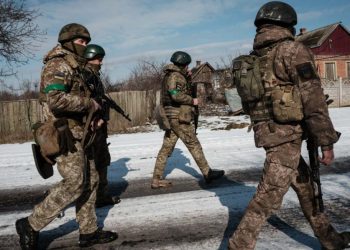 Ukrainian servicemen walk along a street in Siversk on February 17, 2023, amid the Russian invasion of Ukraine. (Photo by YASUYOSHI CHIBA / AFP)