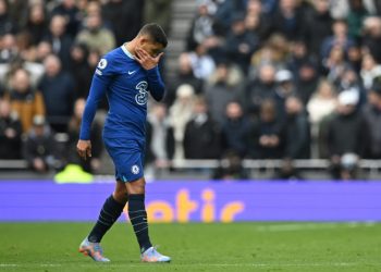 Chelsea’s Brazilian defender Thiago Silva leaves the pitch after picking up an injury during the English Premier League football match between Tottenham Hotspur and Chelsea at Tottenham Hotspur Stadium in London, on February 26, 2023. (Photo by JUSTIN TALLIS / AFP) /