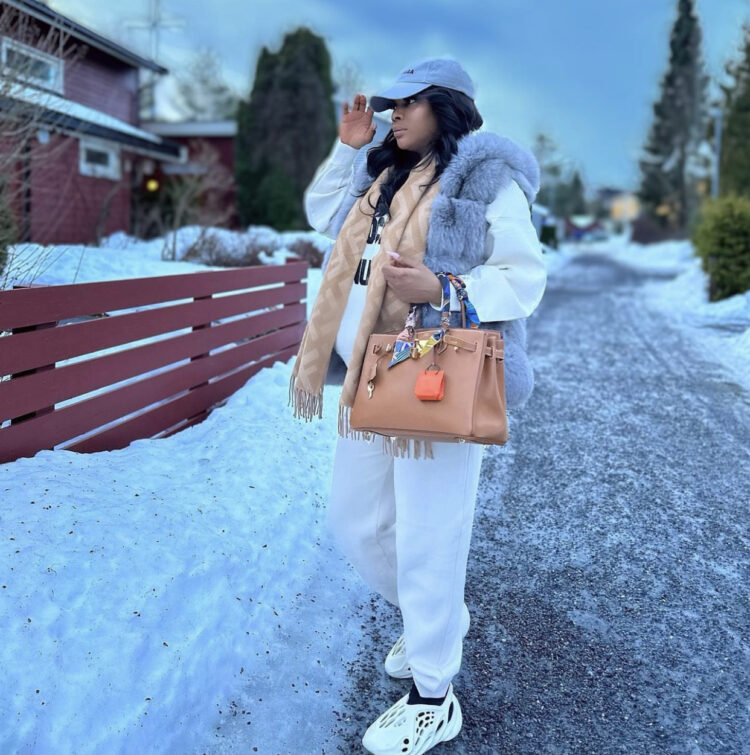 “Baby on the way ?” – Media personality, Toke Makinwa sparks pregnancy rumours with new photos, netizens reacts