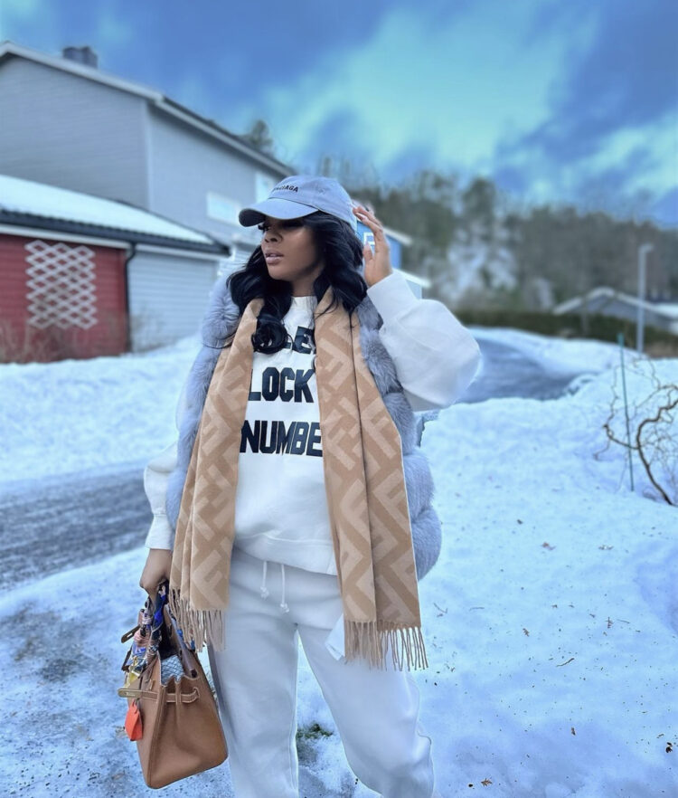 “Baby on the way ?” – Media personality, Toke Makinwa sparks pregnancy rumours with new photos, netizens reacts