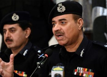 Moazzam Jah Ansari (R), head of the Khyber-Pakhtunkhwa province police force, speaks during a press conference at the Police Headquarters in Peshawar on February 2, 2023. – The death toll from a blast at a Pakistan mosque targeting police officers has been revised down to 84, police officials said on February 2. (Photo by Abdul MAJEED / AFP)