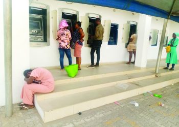 Still no respite on new naira notes, as Lagosians try their hands at ATM gallery in Oja-Oba, Abule-Egba, Lagos …yesterday.