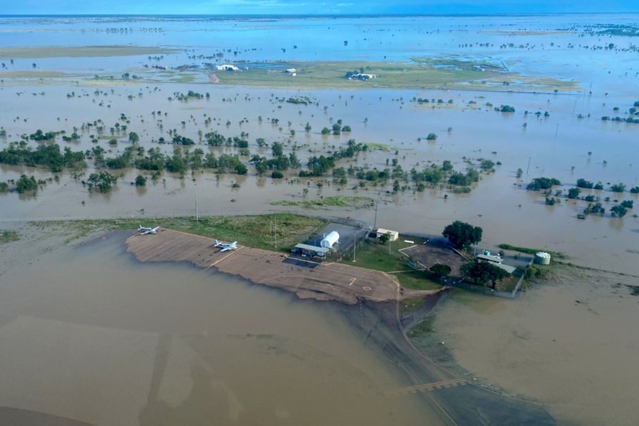 Rescuers airlift residents from remote Australia floods 1 Rescuers airlift residents from remote Australia floods