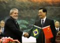 (FILES) In this file photo taken on May 19, 2009, Brazil’s president Luiz Inacio Lula da Silva (L) shakes hands with China’s President Hu Jintao during a signing ceremony at the Great Hall of the People in Beijing. – Brazil President Luiz Inacio Lula da Silva begins a state visit to China on March 26, 2023, with the aim of reinforcing commercial relations and poromoting a peace plan in Ukraine on the agenda. (Photo by JASON LEE / POOL / AFP)