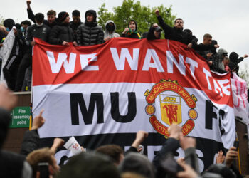 Supporters protest against Manchester United’s owners, outside English Premier League club Manchester United’s Old Trafford stadium in Manchester, north west England on May 2, 2021, ahead of their English Premier League fixture against Liverpool. Manchester United were one of six Premier League teams to sign up to the breakaway European Super League tournament. But just 48 hours later the Super League collapsed as United and the rest of the English clubs pulled out. Oli SCARFF / AFP