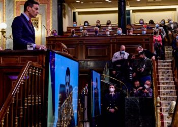 Spain’s Prime Minister Pedro Sanchez delivers a speech as Ukrainian President Volodymyr Zelensky appears on a screen to address the lower house by videoconference, at the Spanish Parliament in Madrid on April 5, 2022. – Zelensky compared Russia’s devastating assault on his country to the Nazis’ 1937 bombing of the town of Guernica in an address to Spain’s parliament. (Photo by JAVIER SORIANO / AFP)