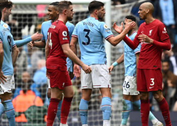 Players shake hands on the pitch after the English Premier League football match between Manchester City and Liverpool at the Etihad Stadium in Manchester, north west England, on April 1, 2023. - Manchester City won the game 4-1. (Photo by Paul ELLIS / AFP) / RESTRICTED TO EDITORIAL USE. NO USE WITH UNAUTHORIZED AUDIO, VIDEO, DATA, FIXTURE LISTS, CLUB/LEAGUE LOGOS OR 'LIVE' SERVICES. ONLINE IN-MATCH USE LIMITED TO 120 IMAGES. AN ADDITIONAL 40 IMAGES MAY BE USED IN EXTRA TIME. NO VIDEO EMULATION. SOCIAL MEDIA IN-MATCH USE LIMITED TO 120 IMAGES. AN ADDITIONAL 40 IMAGES MAY BE USED IN EXTRA TIME. NO USE IN BETTING PUBLICATIONS, GAMES OR SINGLE CLUB/LEAGUE/PLAYER PUBLICATIONS. - RESTRICTED TO EDITORIAL USE. No use with unauthorized audio, video, data, fixture lists, club/league logos or 'live' services. Online in-match use limited to 120 images. An additional 40 images may be used in extra time. No video emulation. Social media in-match use limited to 120 images. An additional 40 images may be used in extra time. No use in betting publications, games or single club/league/player publications. /