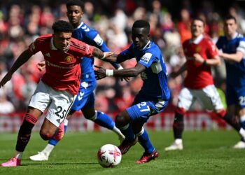 Everton’s Senegalese midfielder Idrissa Gueye (C) vies with Manchester United’s English striker Jadon Sancho (L) during the English Premier League football match between Manchester United and Everton at Old Trafford in Manchester, north west England, on April 8, 2023. (Photo by Paul ELLIS / AFP)