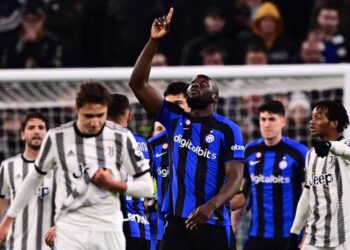 Inter Milan’s forward Romelu Lukaku (C) celebrates after scoring a goal during the Italian Cup semi-final first leg football match between Juventus and Inter Milan on April 4 2023 at the “Allianz Stadium” in Turin. (Photo by Marco BERTORELLO / AFP)