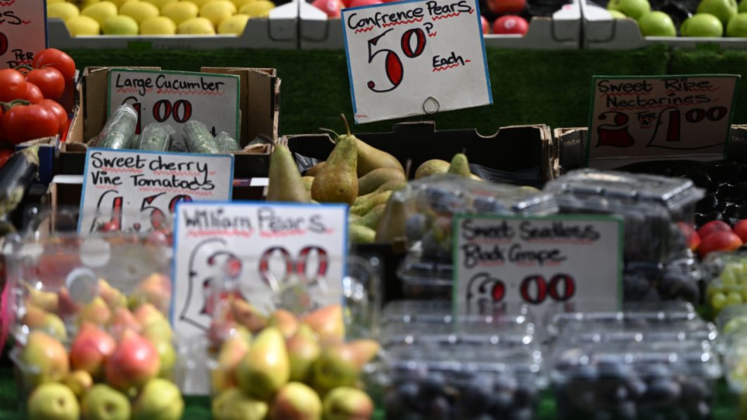 UK inflation holds above 10% on rampant food prices 1 UK inflation holds above 10% on rampant food prices
