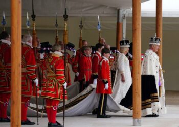 King Charles III receives a royal salute from members of the military in the gardens of Buckingham Place in London, on May 6, 2023, following his coronation. – The set-piece coronation is the first in Britain in 70 years, and only the second in history to be televised. Charles will be the 40th reigning monarch to be crowned at the central London church since King William I in 1066. Outside the UK, he is also king of 14 other Commonwealth countries, including Australia, Canada and New Zealand. Camilla, his second wife, will be crowned queen alongside him, and be known as Queen Camilla after the ceremony. (Photo by Peter Byrne / POOL / AFP)