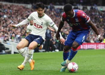 Tottenham Hotspur’s South Korean striker Son Heung-Min (L) fights for the ball with Crystal Palace’s English defender Marc Guehi during the English Premier League football match between Tottenham Hotspur and Crystal Palace at Tottenham Hotspur Stadium in London, on May 6, 2023. (Photo by ISABEL INFANTES / AFP)