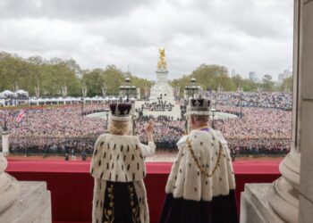 A handout photo taken and released on May 6, 2023 by Buckingham Palace shows Britain’s Queen Camilla and Britain’s King Charles III standing on the balcony of Buckingham Palace, following their Coronation Ceremony, in central London. – The set-piece coronation is the first in Britain in 70 years, and only the second in history to be televised. Charles will be the 40th reigning monarch to be crowned at the central London church since King William I in 1066. Outside the UK, he is also king of 14 other Commonwealth countries, including Australia, Canada and New Zealand. Camilla, his second wife, will be crowned queen alongside him and be known as Queen Camilla after the ceremony. (Photo by CHRIS JACKSON / BUCKINGHAM PALACE / AFP)