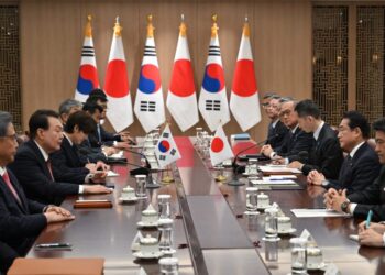 South Korean President Yoon Suk Yeol (2nd L) talks with Japanese Prime Minister Fumio Kishida (2nd R) during their meeting at the presidential office in Seoul on May 7, 2023. (Photo by JUNG YEON-JE / POOL / AFP)