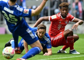 Bayern Munich’s French forward Kingsley Coman (R), Schalke’s Swiss defender Cedric Brunner (C) and Schalke’s Polish defender Marcin Kaminski (L) vie for the ball during the German first division Bundesliga football match between FC Bayern Munich and Schalke 04 in Munich, southern Germany, on May 13, 2023. (Photo by Christof STACHE / AFP)