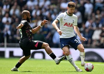 Brentford’s German midfielder Kevin Schade (L) vies with Tottenham Hotspur’s Welsh defender Ben Davies during the English Premier League football match between Tottenham Hotspur and Brentford at Tottenham Hotspur Stadium in London, on May 20, 2023. (Photo by Glyn KIRK / AFP)