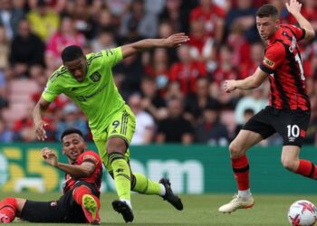 Manchester United’s French striker Anthony Martial (C) challenges Bournemouth’s English defender Lloyd Kelly (L) and Bournemouth’s Scottish midfielder Ryan Christie (R) during the English Premier League football match between Bournemouth and Manchester United at the Vitality Stadium in Bournemouth, southern England on May 20, 2023. (Photo by Adrian DENNIS / AFP)