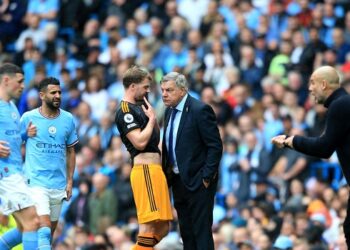 Leeds United's English head coach Sam Allardyce (CR) speaks with Leeds United's English striker Patrick Bamford (CL) next to Manchester City's Spanish manager Pep Guardiola (R) during the English Premier League football match between Manchester City and Leeds United at the Etihad Stadium in Manchester, north west England, on May 6, 2023. (Photo by Lindsey Parnaby / AFP) / RESTRICTED TO EDITORIAL USE. NO USE WITH UNAUTHORIZED AUDIO, VIDEO, DATA, FIXTURE LISTS, CLUB/LEAGUE LOGOS OR 'LIVE' SERVICES. ONLINE IN-MATCH USE LIMITED TO 120 IMAGES. AN ADDITIONAL 40 IMAGES MAY BE USED IN EXTRA TIME. NO VIDEO EMULATION. SOCIAL MEDIA IN-MATCH USE LIMITED TO 120 IMAGES. AN ADDITIONAL 40 IMAGES MAY BE USED IN EXTRA TIME. NO USE IN BETTING PUBLICATIONS, GAMES OR SINGLE CLUB/LEAGUE/PLAYER PUBLICATIONS. - RESTRICTED TO EDITORIAL USE. No use with unauthorized audio, video, data, fixture lists, club/league logos or 'live' services. Online in-match use limited to 120 images. An additional 40 images may be used in extra time. No video emulation. Social media in-match use limited to 120 images. An additional 40 images may be used in extra time. No use in betting publications, games or single club/league/player publications. /