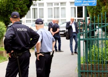 Bosnian police secure the area after a shooting at an elementary school in the northeastern Bosnian city of Lukavac on June 14, 2023. – One person was seriously injured, according to officials, and a minor had been arrested, while “firearms and other discarded items are secured until the investigation begins, the interior ministry of Tuzla canton said in a statement. (Photo by STRINGER / AFP)