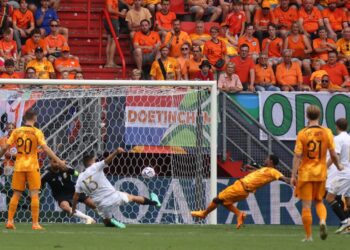 Netherlands’ midfielder Georginio Wijnaldum (3rd-R) scores his team’s second goal during the UEFA Nations League football match for third place between Netherlands and Italy at the De Grolsch Veste Stadium in Enschede, on June 18, 2023. (Photo by SIMON WOHLFAHRT / AFP)