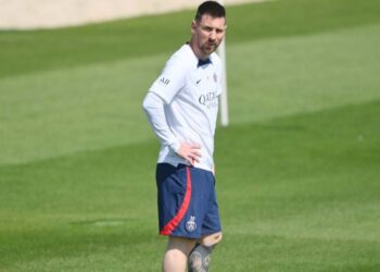 Paris Saint-Germain’s Argentinian forward Lionel Messi looks on during a training session at club’s training ground in Saint-Germain-en-Laye, west of Paris on June 1, 2023, two days prior to the L1 football match against Clermont. (Photo by FRANCK FIFE / AFP)