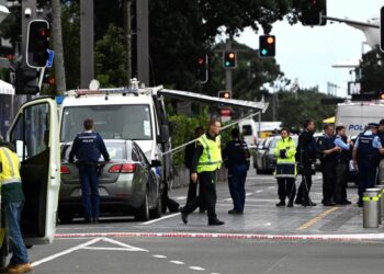 Police officers cordon off an area near the site of a shooting in central Auckland on July 20, 2023. – New Zealand Prime Minister Chris Hipkins said a shooting that killed two people in central Auckland hours before the women’s football World Cup opener July 20, 2023 was not linked to a national security threat and the tournament will go ahead as planned. (Photo by Saeed KHAN / AFP)