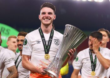 PRAGUE, CZECH REPUBLIC – JUNE 07: Declan Rice of West Ham United kisses the UEFA Europa Conference League trophy after the team’s victory during the UEFA Europa Conference League 2022/23 final match between ACF Fiorentina and West Ham United FC at Eden Arena on June 07, 2023 in Prague, Czech Republic. (Photo by Richard Heathcote/Getty Images)