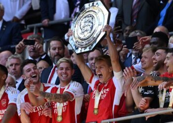 Arsenal’s Norwegian midfielder Martin Odegaard (C) lifts the trophy after Arsenal win the shoot-out after the English FA Community Shield football match between Arsenal and Manchester City at Wembley Stadium, in London, August 6, 2023. – Arsenal won after a 4-1 penalty shoot-out win, following the 1-1 draw in 90 minutes. (Photo by JUSTIN TALLIS / AFP)