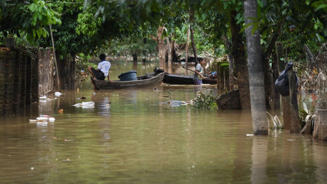 Hundreds flee floods as super typhoon brushes past Philippines