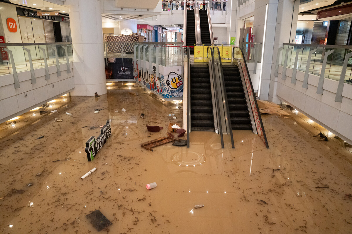 33UL9JA Preview Hong Kong flooded by heaviest rainfall in 140 years