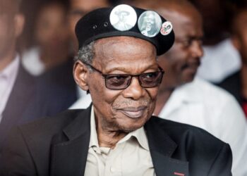 (FILES) Inkatha Freedom Party (IFP) leader Chief Mangosuthu Buthelezi, South Africa’s fourth largest opposition political party, arrives to address thousands of suporters at the Inkatha Freedom Party (IFP) elections manifesto launch at The Chatsworth Stadium, outside the city of Durban on March 10, 2019. – Mangosuthu Buthelezi, historic leader of the Inkhata Freedom Party, died on September 9, 2023 at the age of 95, the South African Presidency announced. (Photo by RAJESH JANTILAL / AFP)