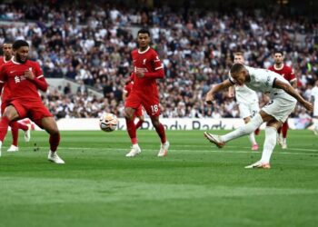 Tottenham Hotspur’s Brazilian striker #09 Richarlison shoots the ball but misses to score during the English Premier League football match between Tottenham Hotspur and Liverpool at Tottenham Hotspur Stadium in London, on September 30, 2023. (Photo by HENRY NICHOLLS / AFP)