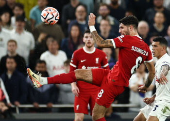 Liverpool’s Hungarian midfielder #08 Dominik Szoboszlai controls the ball during the English Premier League football match between Tottenham Hotspur and Liverpool at Tottenham Hotspur Stadium in London, on September 30, 2023. (Photo by HENRY NICHOLLS / AFP) /