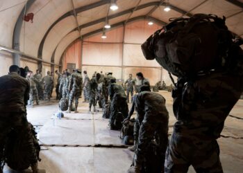 (FILES) French soldiers of the 2e Regiment Etranger de Parachutistes (2eREP – 2nd Foreign Parachute Regiment ) and Nigerien soldiers prepare for a mission on the French BAP air base, in Niamey, on May 14, 2023. – French troops will begin withdrawing from Niger “this week”, Paris said on October 5, 2023, after a falling-out with the military in power since a July coup. (Photo by ALAIN JOCARD / AFP)