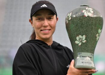USA’s Jessica Pegula poses with her trophy following her victory against China’s Yuan Yue in their women’s final match at the Korea Open tennis championships in Seoul on October 15, 2023. (Photo by Anthony WALLACE / AFP)