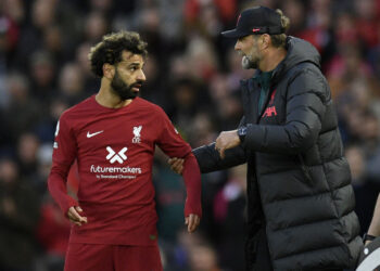 Liverpool’s German manager Jurgen Klopp (R) speaks with Liverpool’s Egyptian striker Mohamed Salah (L) during the English Premier League football match (Photo by Oli SCARFF / AFP)