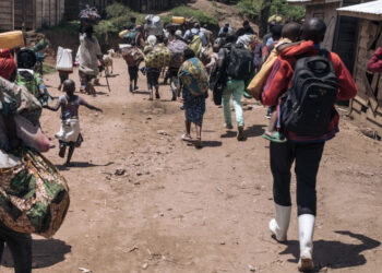 Residents of Bambo in Rutshuru territory, 60 kilometers north of Goma, the capital of North Kivu, eastern Democratic Republic of Congo, flee as the M23 attacked the town on October 26, 2023. – Around noon, M23 rebels, supported by the Rwandan army according to the UN, the USA and the European Union, attacked the town of Bambo with mortars, causing several thousand inhabitants to flee. (Photo by ALEXIS HUGUET / AFP)
