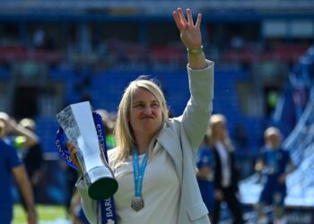 (FILES) Chelsea’s English manager Emma Hayes celebrates with the trophy as Chelsea’s players celebrate winning the title after the English Women’s Super League football match between Reading and Chelsea at the Select Car Leasing Stadium in Reading, west of London on May 27, 2023. – Chelsea manager Emma Hayes has been appointed as the new head coach of the United States in a record deal that will make her the world’s highest paid women’s football coach, the United States Soccer Federation said on November 14, 2023. (Photo by JUSTIN TALLIS / AFP)