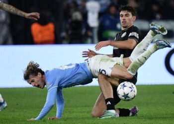 Celtic’s Danish midfielder #33 Matthew O’Riley fights for the ball with Lazio’s Italian midfielder #65 Nicolo Rovella during the UEFA Champions League Group E football match between Lazio and Celtic Glasgow at the Olympic stadium in Rome on November 28, 2023. (Photo by Filippo MONTEFORTE / AFP)