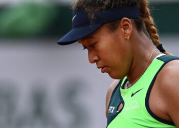 Japan’s Naomi Osaka reacts as she plays against US’ Amanda Anisimova during their women’s singles match on day two of the Roland-Garros Open tennis tournament at the Court Suzanne-Lenglen in Paris on May 23, 2022. (Photo by Christophe ARCHAMBAULT / AFP)